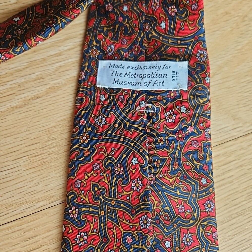 Metropolitan Museum of Art Paisley Necktie 100% Silk Men's Tie - Picture 3 of 4